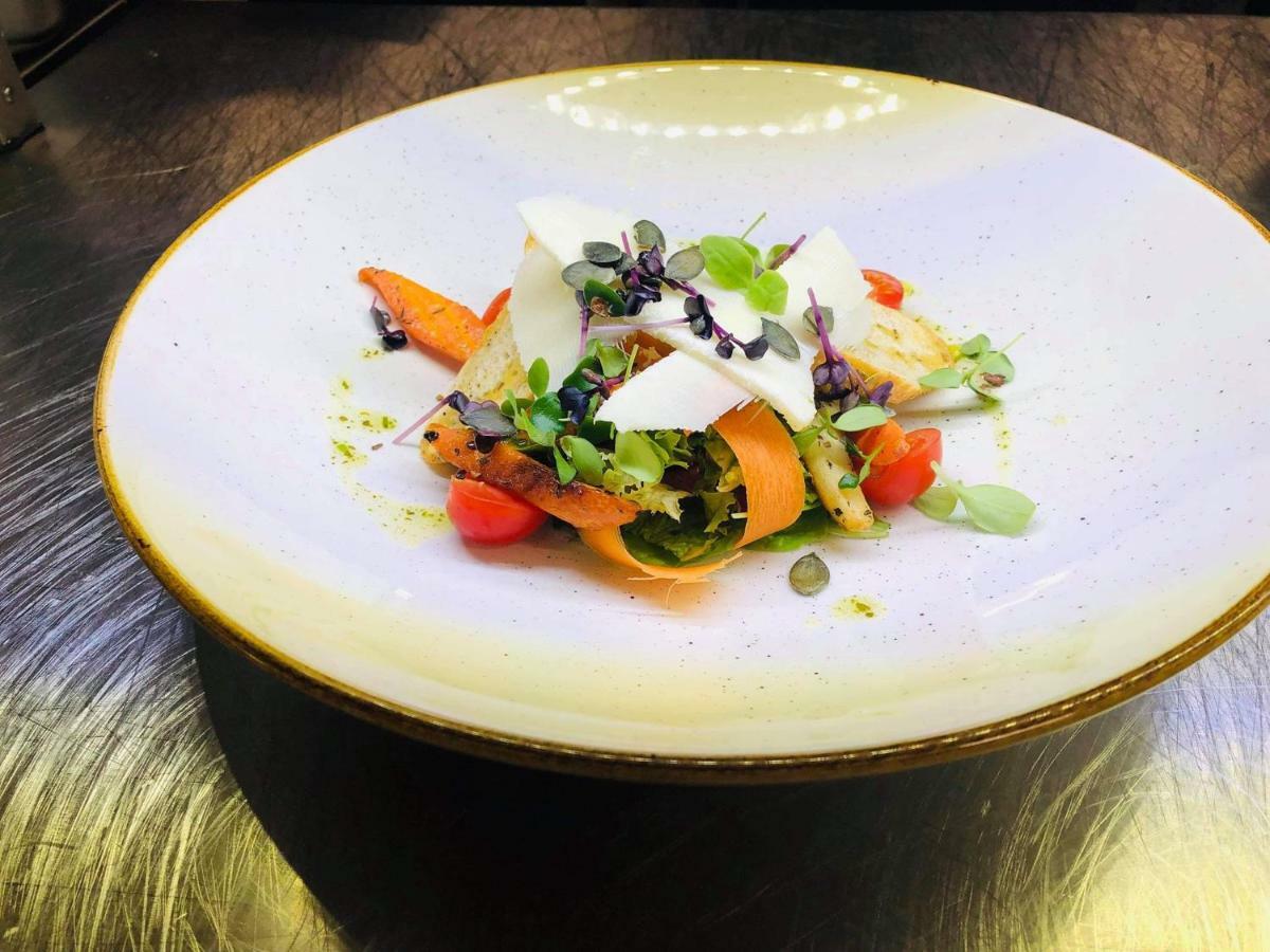 Hamilton SPA&Wellness Świnoujście Zewnętrze zdjęcie A salad prepared by a student at the Culinary Institute of New York