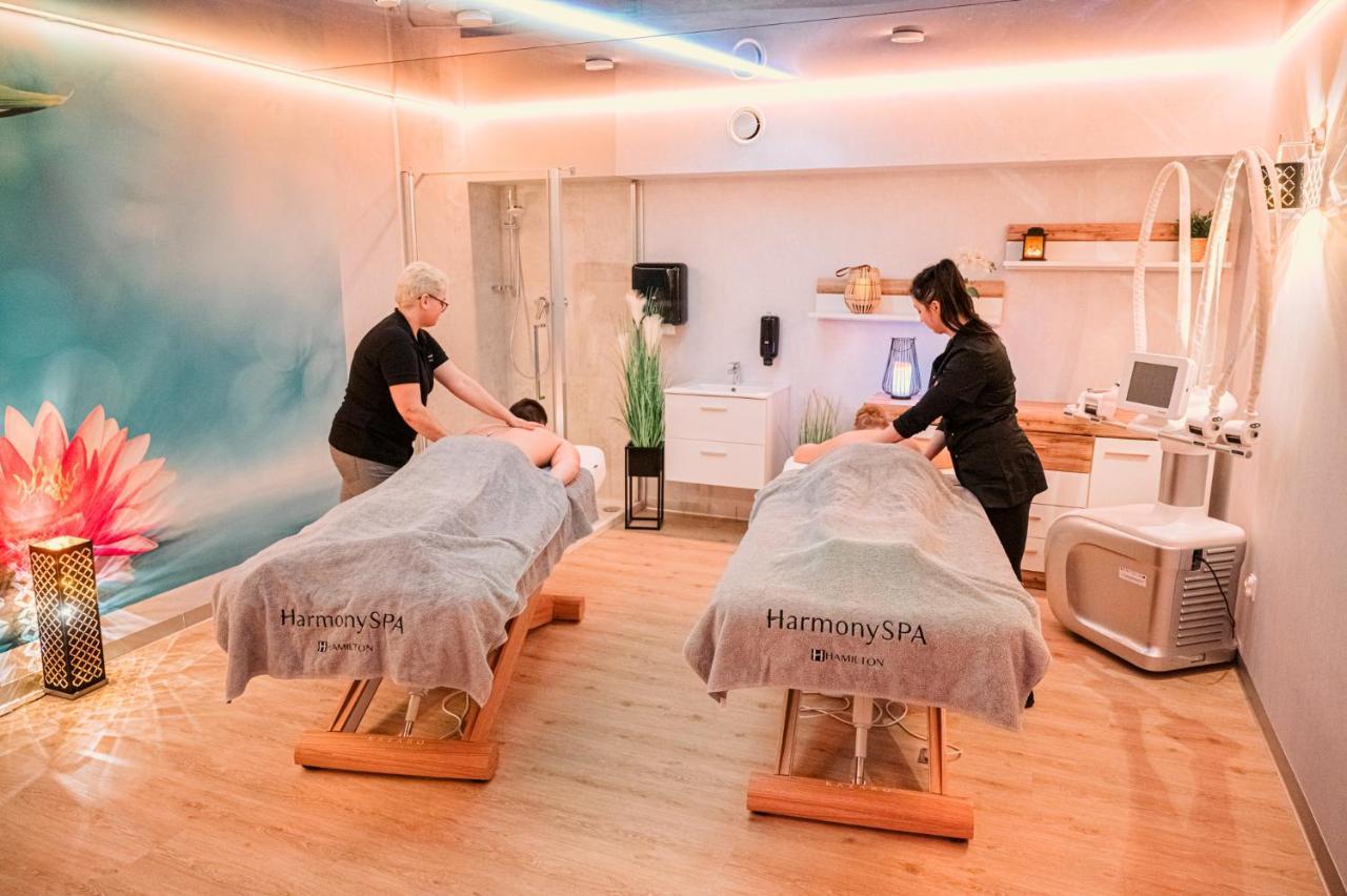 Hamilton SPA&Wellness Świnoujście Zewnętrze zdjęcie Massage therapists at work