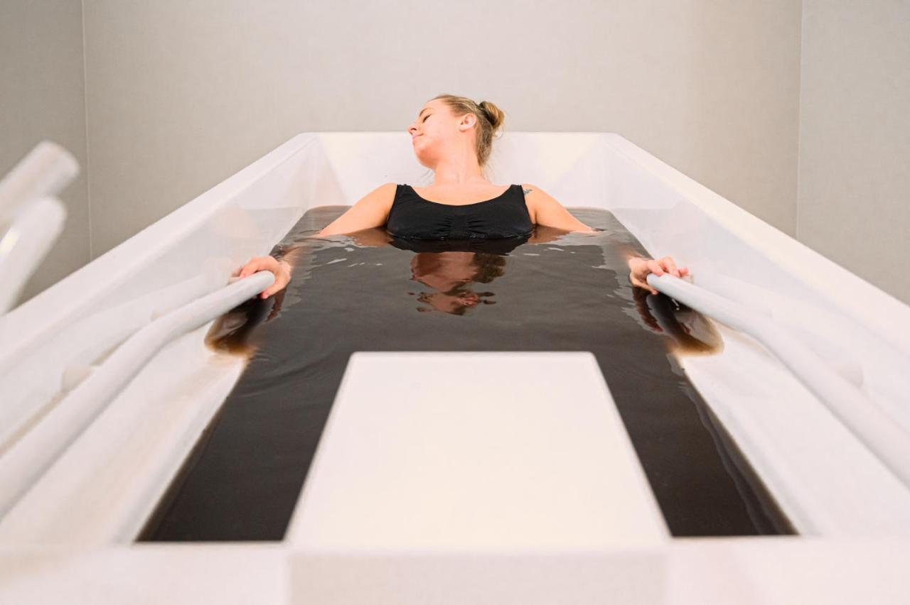 Hamilton SPA&Wellness Świnoujście Zewnętrze zdjęcie A woman floating in a sensory deprivation tank